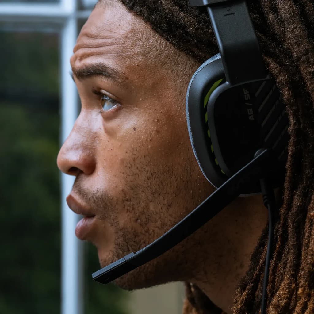 Auriculares Logitech ASTRO Gaming A10 Gen 2 con Micrófono PC/Mac/Xbox/PS, uso: perfil lateral de jugador con auricular negro