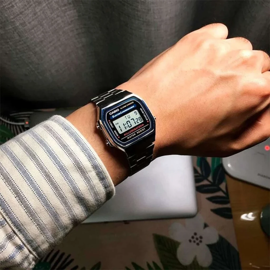 Casio A168WA-1WDF Cronógrafo, Alarme, Calendário Bateria 7 Anos 3ATM, em uso: relógio prateado no pulso com visor digital