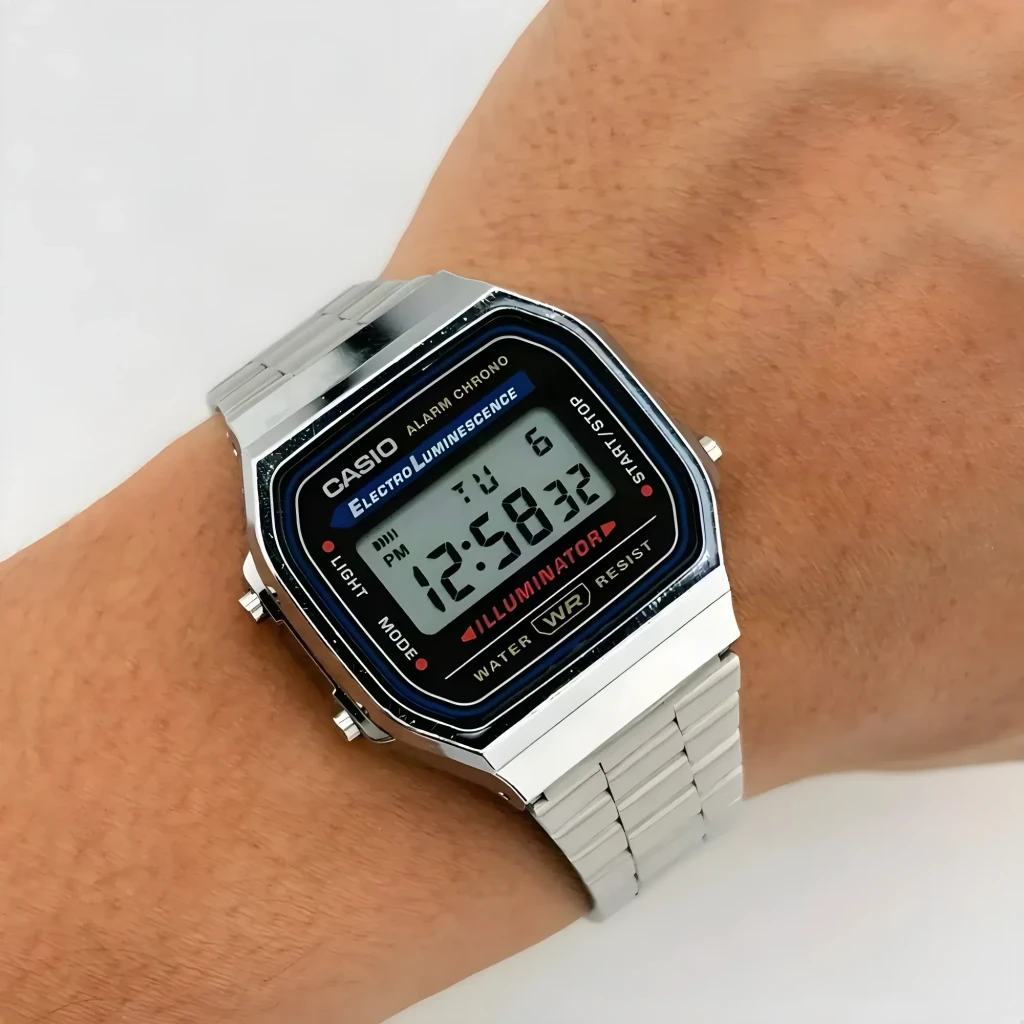 Casio A168WA-1WDF Cronógrafo, Alarme, Calendário Bateria 7 Anos 3ATM, em uso: ecrã LCD ativo com hora, dia e data no pulso