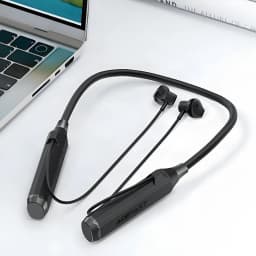 Écouteurs tour de cou Acefast N6 Neckband In-Ear Bluetooth 5.4 130h IPX4, en utilisation: bandeau flexible noir sur bureau
