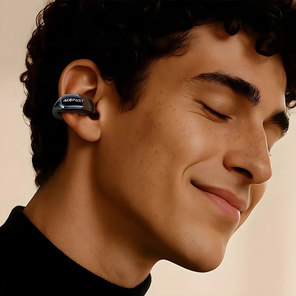 Écouteurs Acefast AceClip Pro Open Ear TWS Bluetooth 5.4 28h (7h+étui), en utilisation: écouteur noir clipé sur l'oreille
