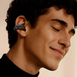 Écouteurs Acefast AceClip Pro Open Ear TWS Bluetooth 5.4 28h (7h+étui), en utilisation: écouteur noir clipé sur l'oreille