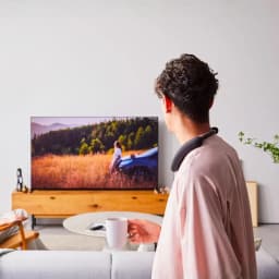 Enceinte de cou Sony BRAVIA Theater U HT-AN7 Dolby Atmos IPX4 6W Bluetooth 5.2, en utilisation: homme de dos portant