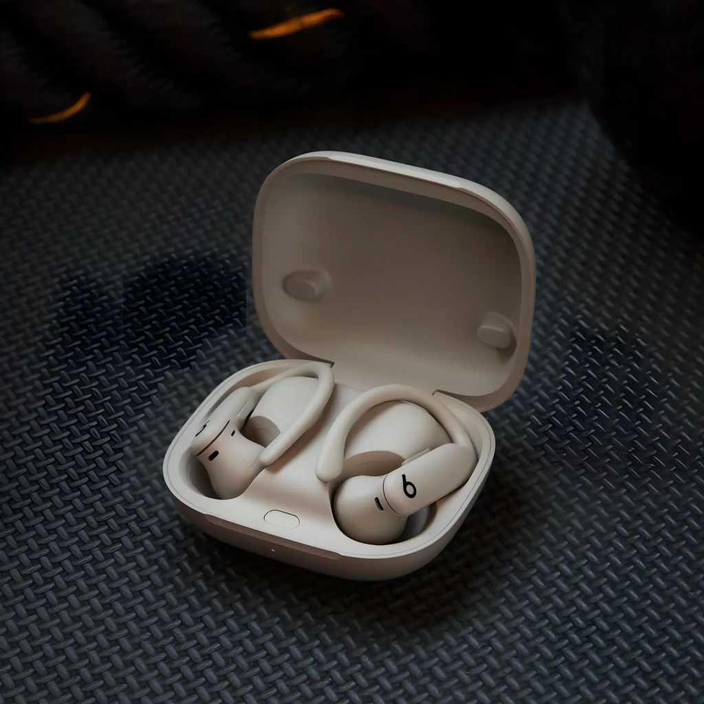 Écouteurs Beats Powerbeats Pro 2 Réduction de Bruit In-Ear Bluetooth ivoire, en utilisation: étui ouvert avec écouteurs