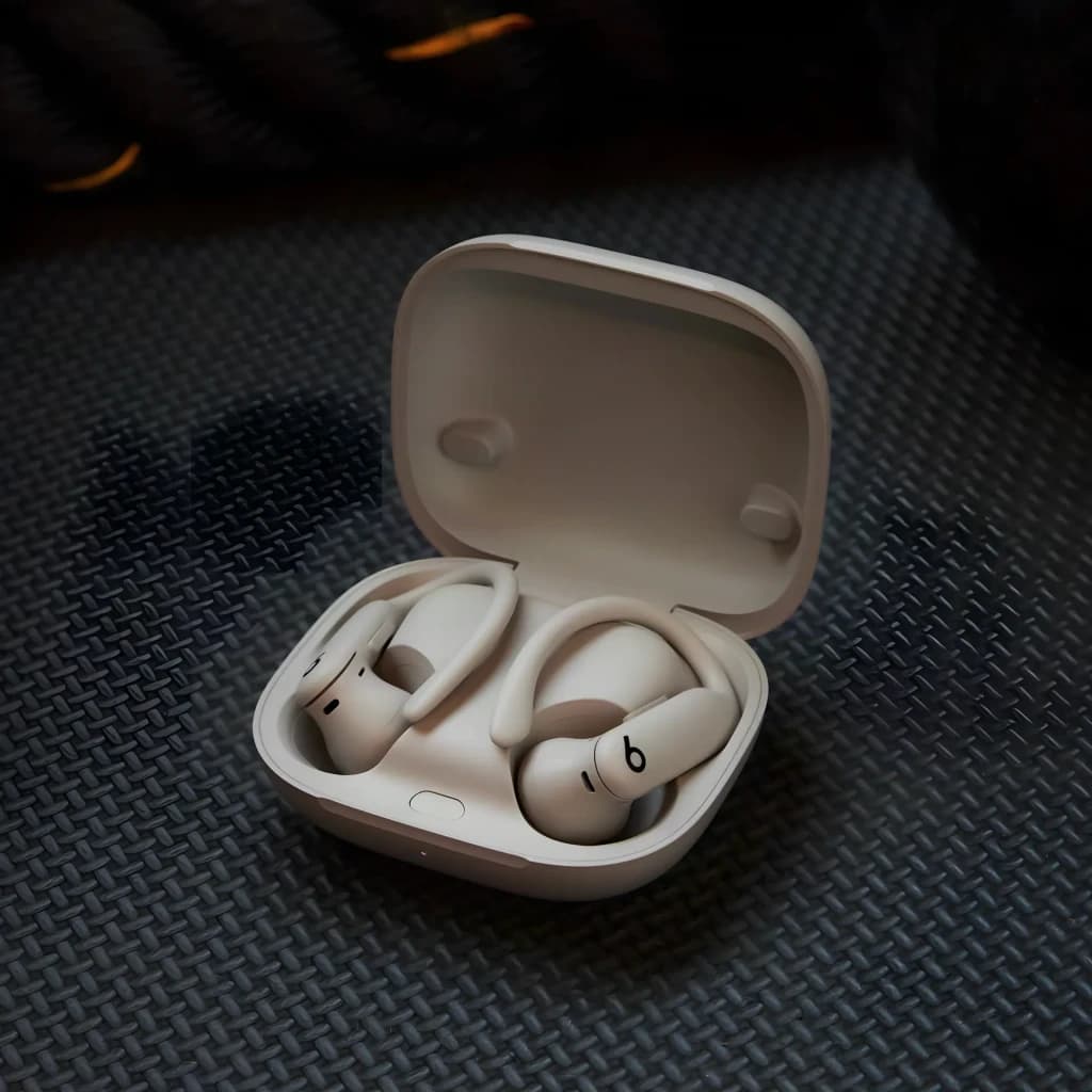 Écouteurs Beats Powerbeats Pro 2 Réduction de Bruit In-Ear Bluetooth ivoire, en utilisation: étui ouvert avec écouteurs