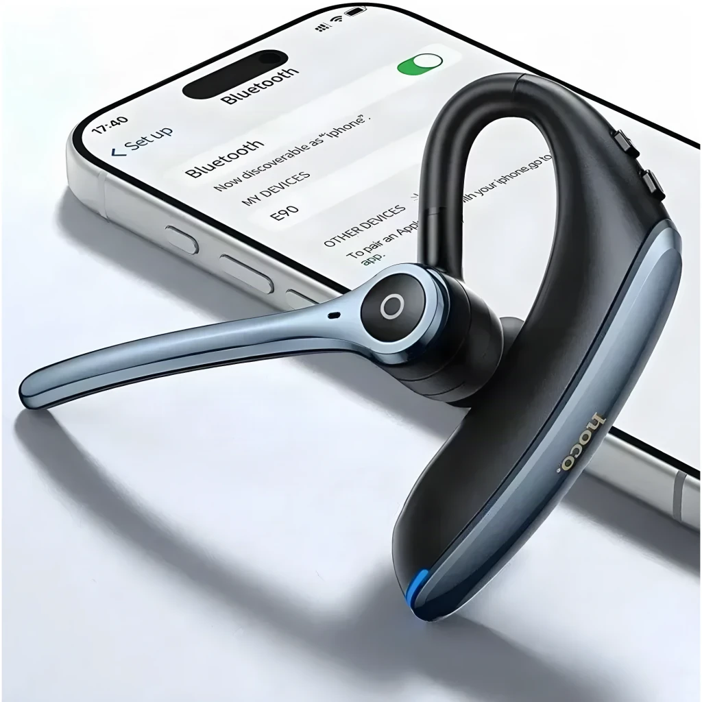 Auricular Hoco E90 Liya ENC Doble Micrófono In-Ear Mono Bluetooth 6.0, en uso: emparejado con iPhone, gancho y botón visibles