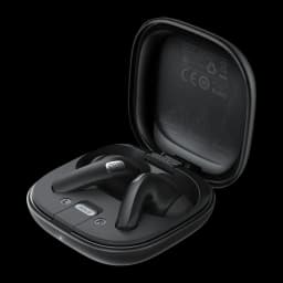Écouteurs Acefast W4 In-Ear TWS Bluetooth 5.4 7h + 28h étui IPX4, vue de face: étui noir ouvert avec écouteurs logés à
