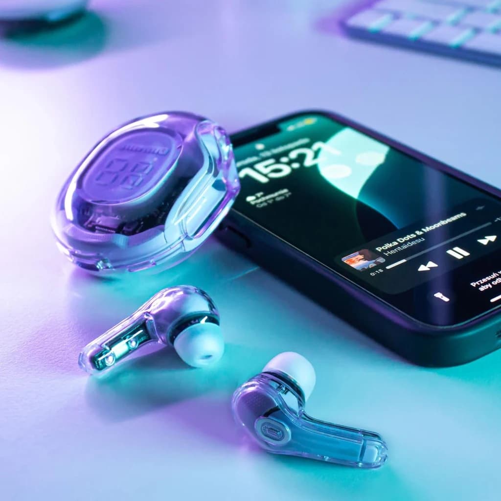 Écouteurs Acefast T8 Crystal TWS In-Ear Bluetooth 5.3 30h (étui) IPX4, en utilisation: deux écouteurs transparents et étui