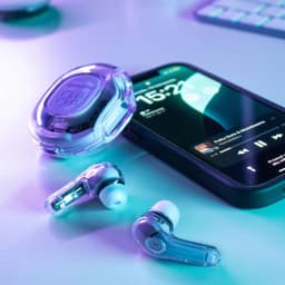 Écouteurs Acefast T8 Crystal TWS In-Ear Bluetooth 5.3 30h (étui) IPX4, en utilisation: deux écouteurs transparents et étui