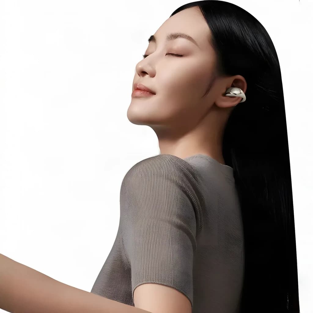 Écouteurs Acefast AceClip Pro FA006 Open-Ear Bluetooth 5.4, en utilisation: femme portant l'écouteur clip à l'oreille