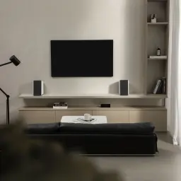 Altavoces Edifier R1700BT 66W RMS Bluetooth, en uso: par flanqueando TV en salón minimalista sobre mueble de madera