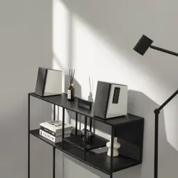Altavoces Edifier R1700BT 66W RMS Bluetooth en uso: par sobre estantería metálica negra con lámpara y decoración