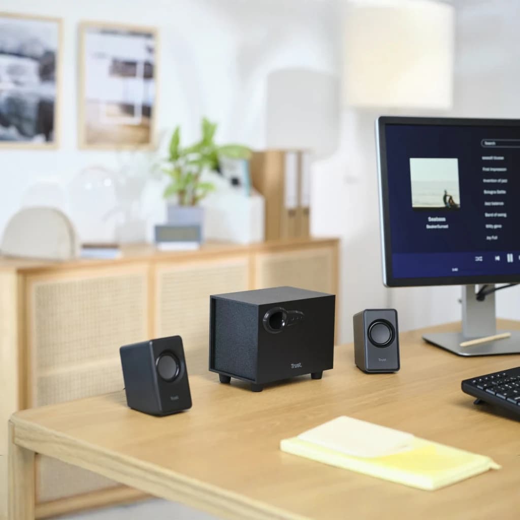 Altavoces Trust Avora 2.1 Subwoofer Activo 9W RMS, en uso: sistema negro sobre escritorio de madera con monitor