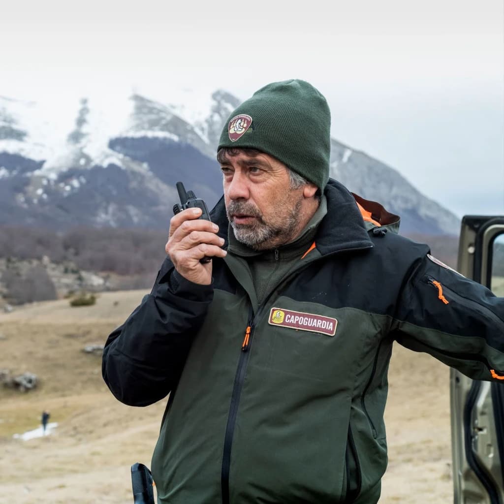 Walkie-Talkie Midland XT50 Adventure 24 canales Pack 2, uso en montaña: guardabosques comunicándose con el dispositivo ante