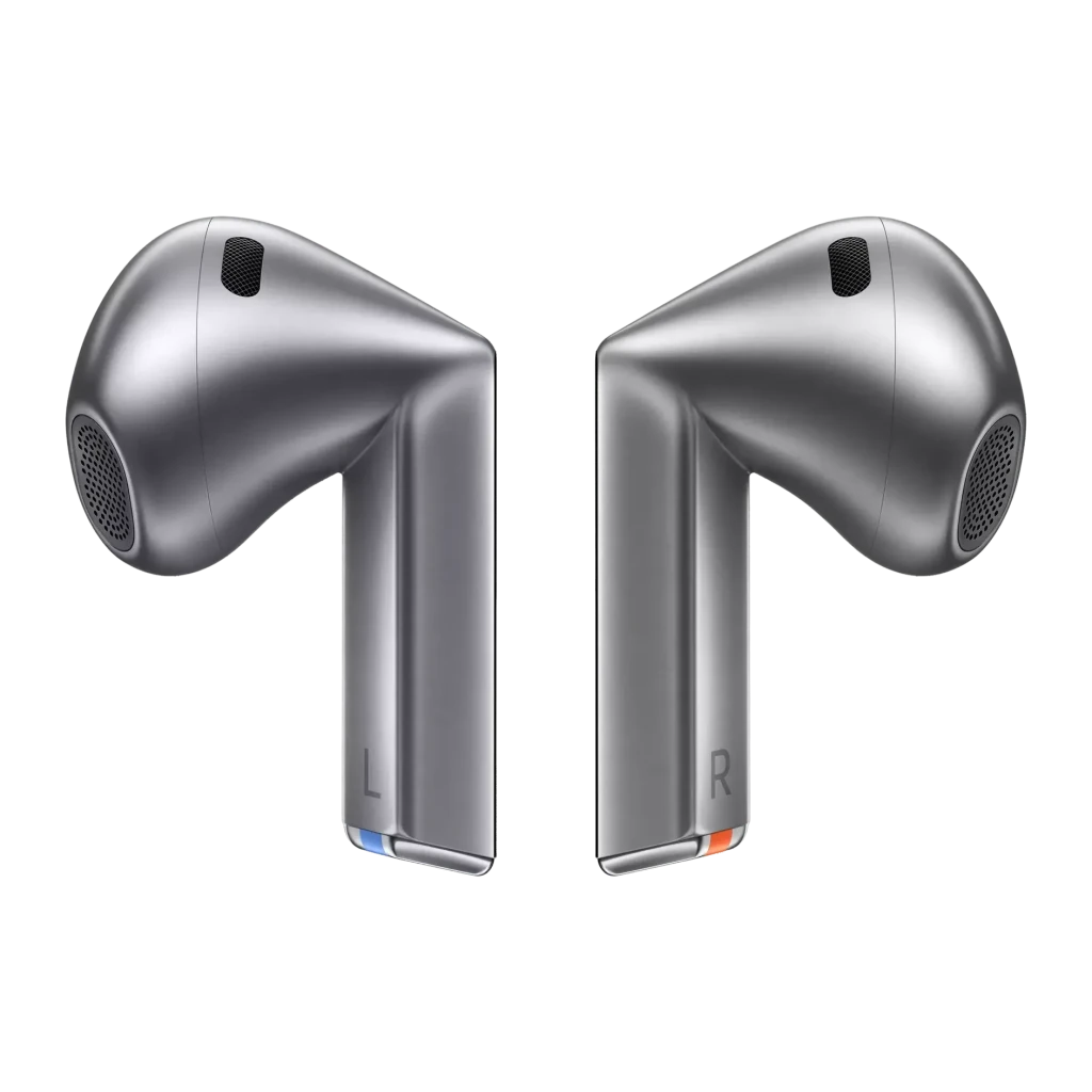 Auriculares Samsung Galaxy Buds3 Cancelación de Ruido TWS Bluetooth 5.4, detalle: ambos auriculares plateados con marcas L