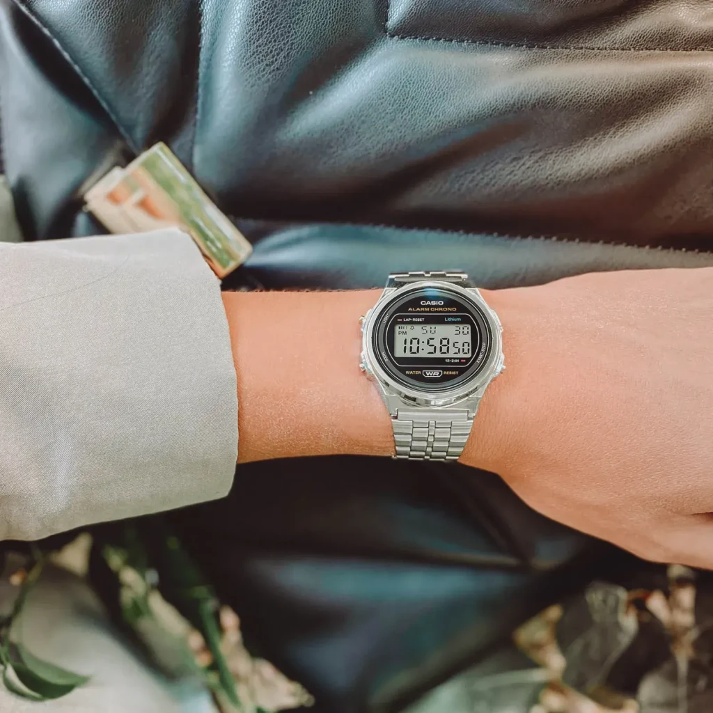 Casio Vintage A171WE-1AEF Bateria 7 Anos À prova de água, em uso: relógio no pulso com mostrador digital preto e bracelete