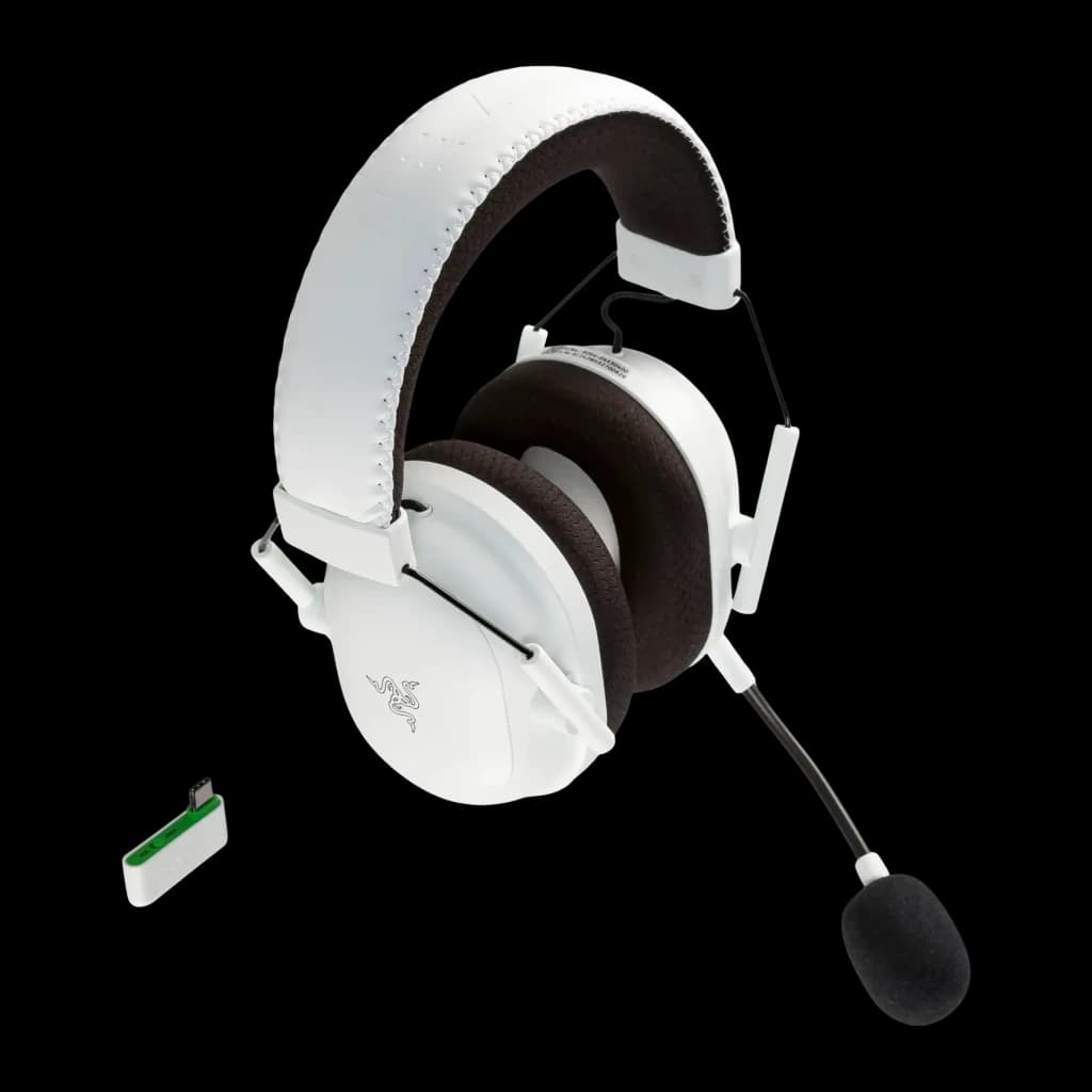 Auriculares Gaming Razer BlackShark V2 Pro for Xbox Inalámbrico, vista frontal: blanco con micrófono boom y dongle USB verde