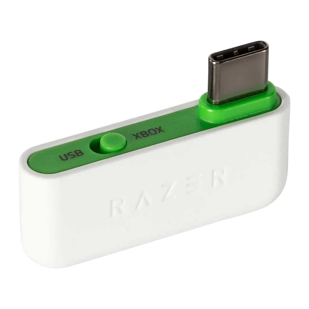 Auriculares Gaming Razer BlackShark V2 Pro for Xbox Inalámbrico, detalle: dongle USB-C blanco y verde con botón y logo Razer