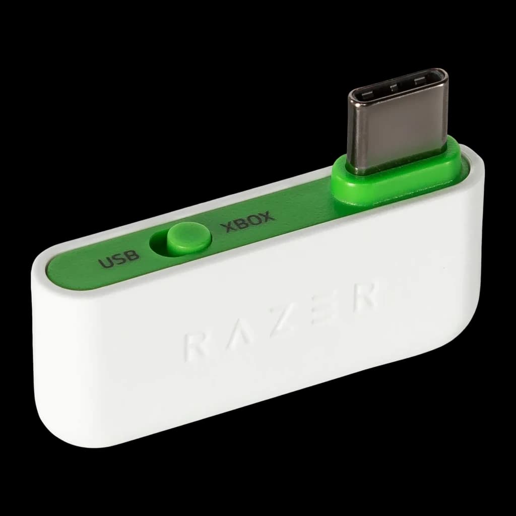 Auriculares Gaming Razer BlackShark V2 Pro for Xbox Inalámbrico, detalle: dongle USB-C blanco y verde con botón y logo Razer