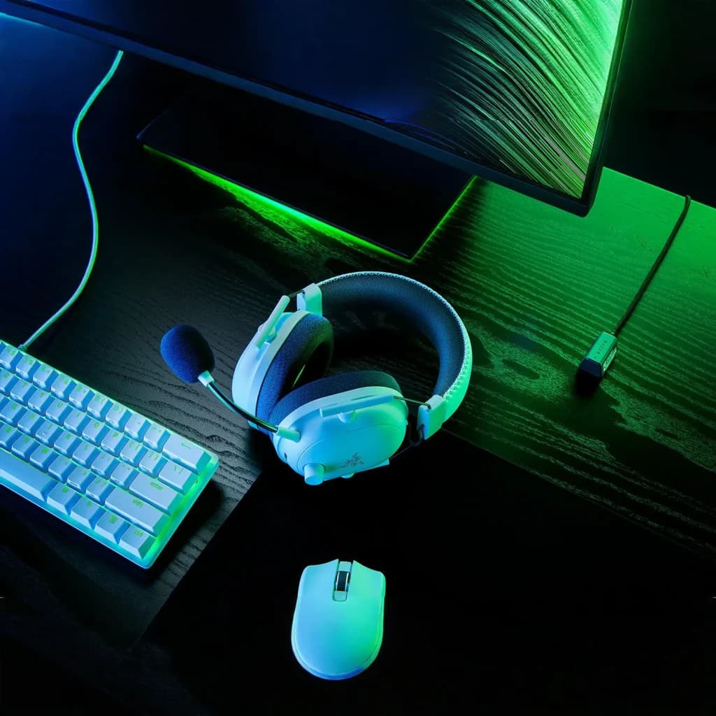 Auriculares Gaming Razer BlackShark V2 Pro for Xbox Inalámbrico en uso: sobre escritorio gaming con teclado, ratón y monitor