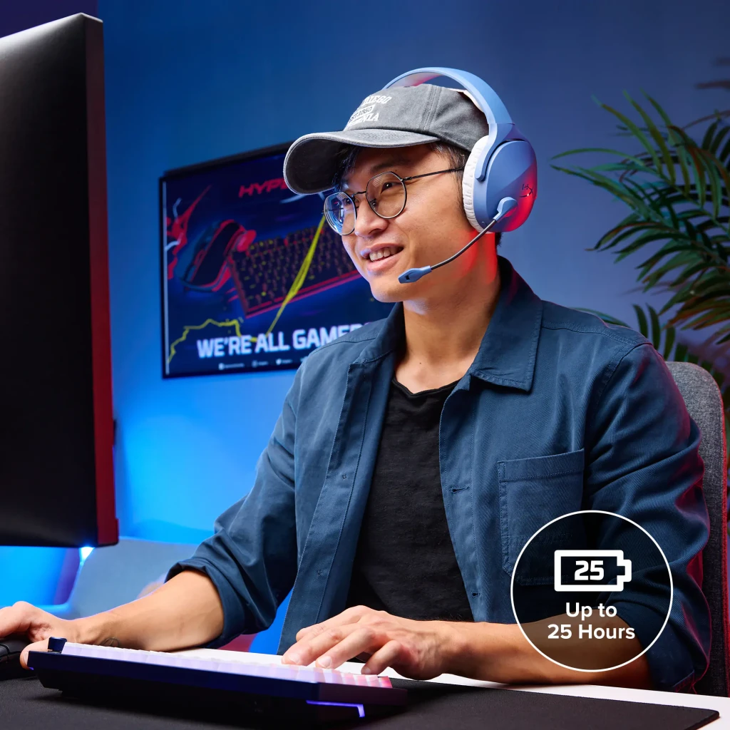 Auriculares Gaming HyperX Cloud Jet Inalámbricos Micrófono, uso: gamer con auriculares puestos ante monitor, icono 25h