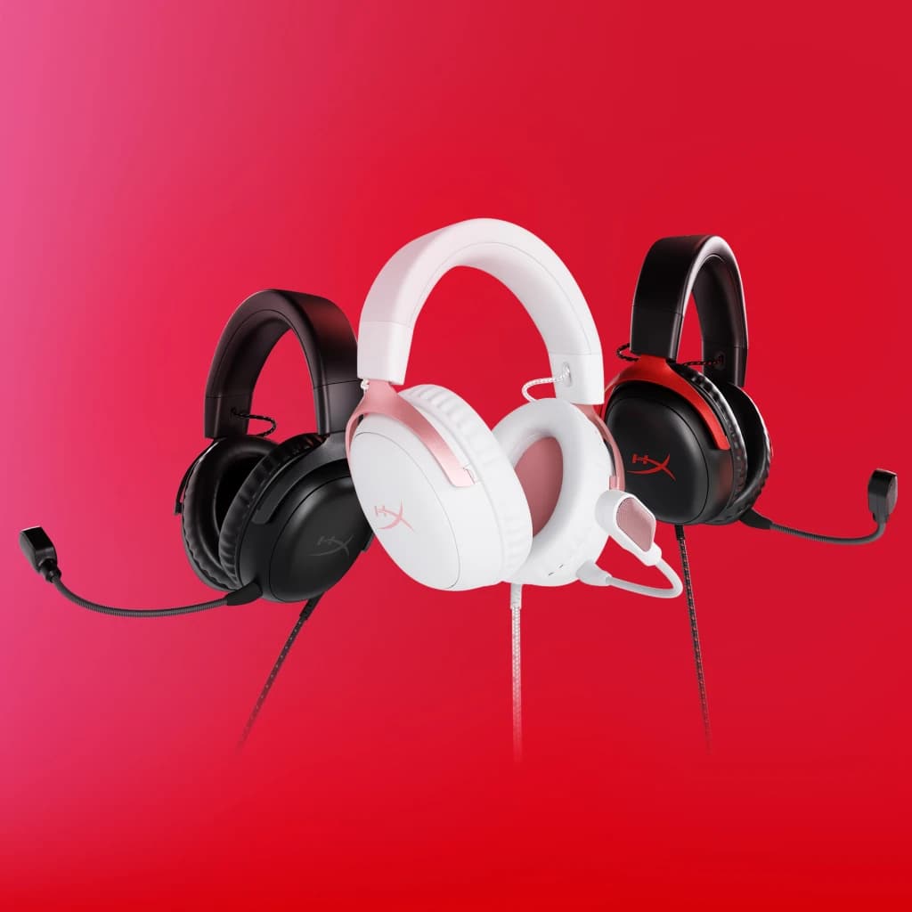 Auriculares Gaming HyperX Cloud III Micrófono Boom Extraíble, variantes de color: negro, blanco y rojo sobre fondo rojo