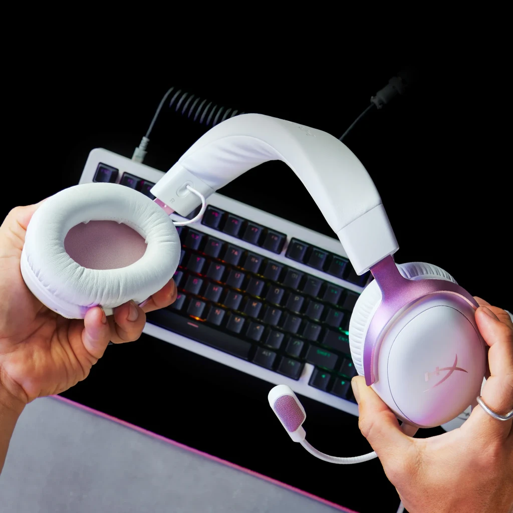 Auriculares Gaming HyperX Cloud III Micrófono Boom Extraíble blancos, detalle: manos muestran almohadilla desmontada