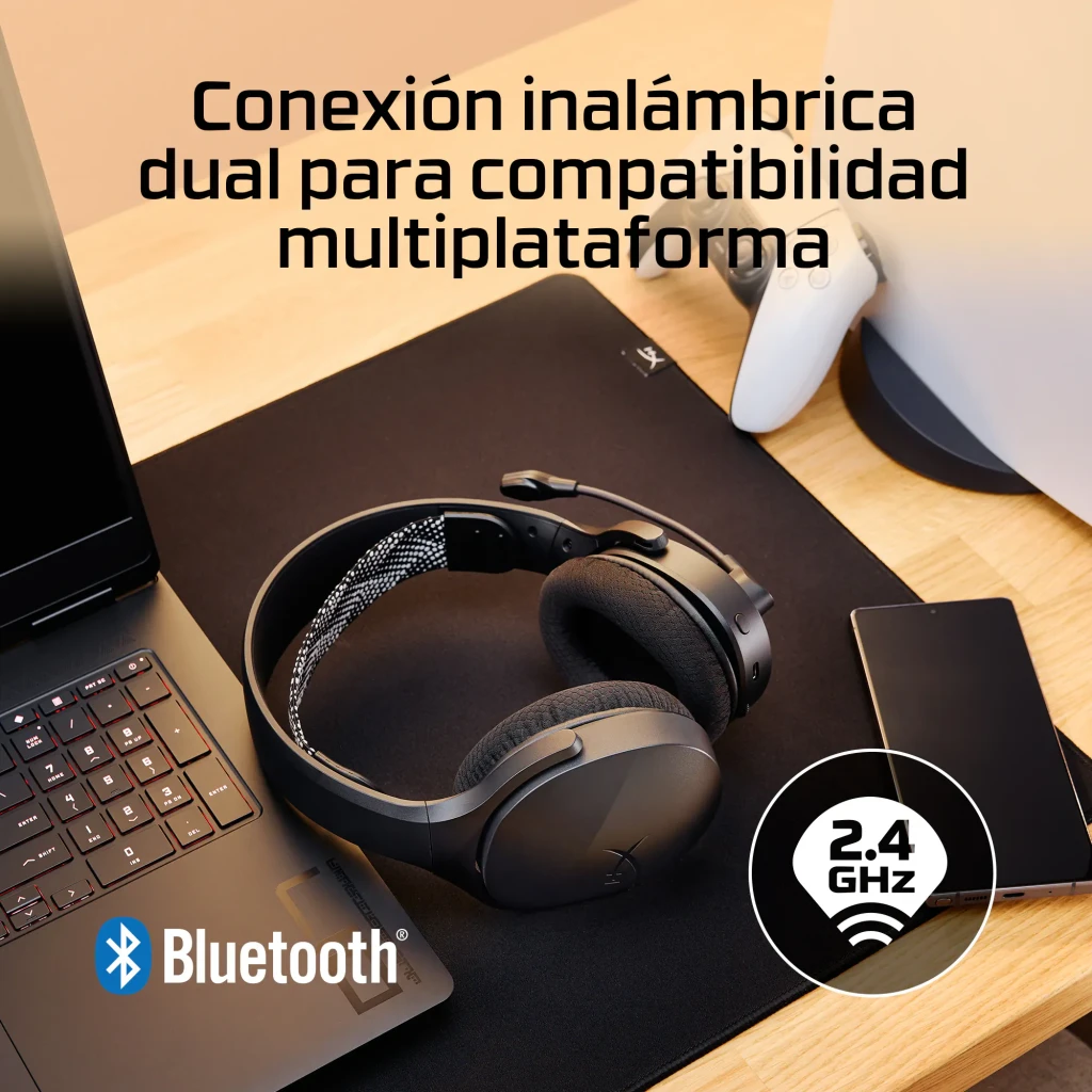 Auriculares Gaming HyperX Cloud Jet Inalámbrico Con Micrófono, lifestyle: sobre alfombrilla con laptop y mando, iconos