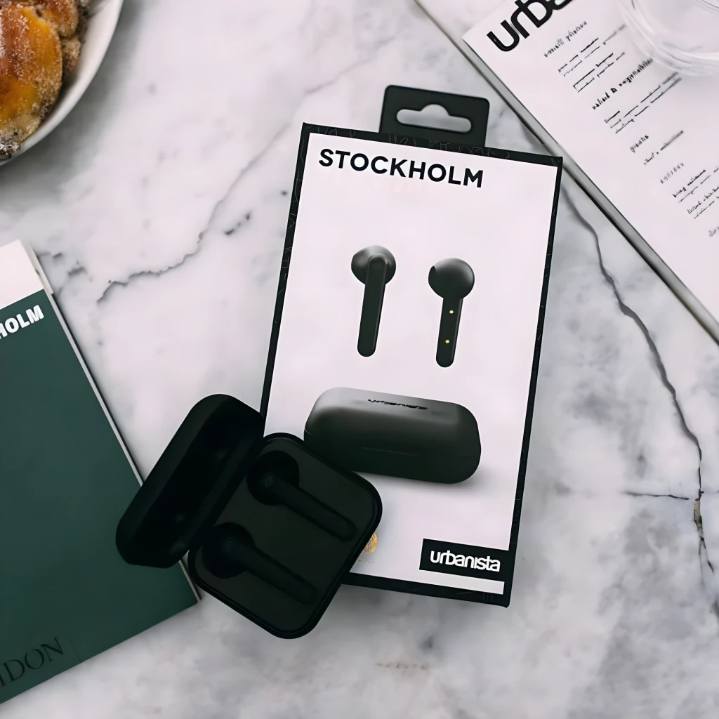 Auriculares Urbanista Stockholm In-Ear Bluetooth 5.0 14h, contenido de la caja: caja con ilustración y estuche negro abierto