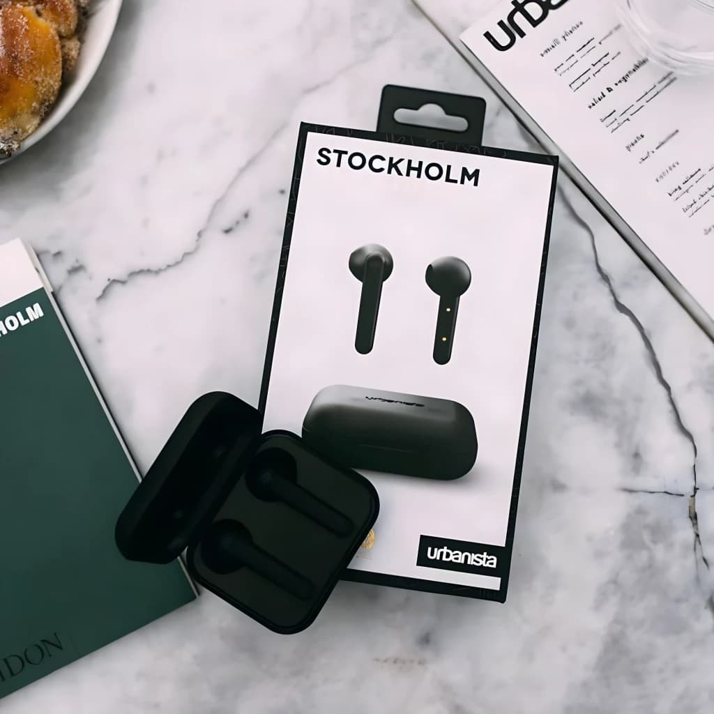 Auriculares Urbanista Stockholm In-Ear Bluetooth 5.0 14h, contenido de la caja: caja con ilustración y estuche negro abierto