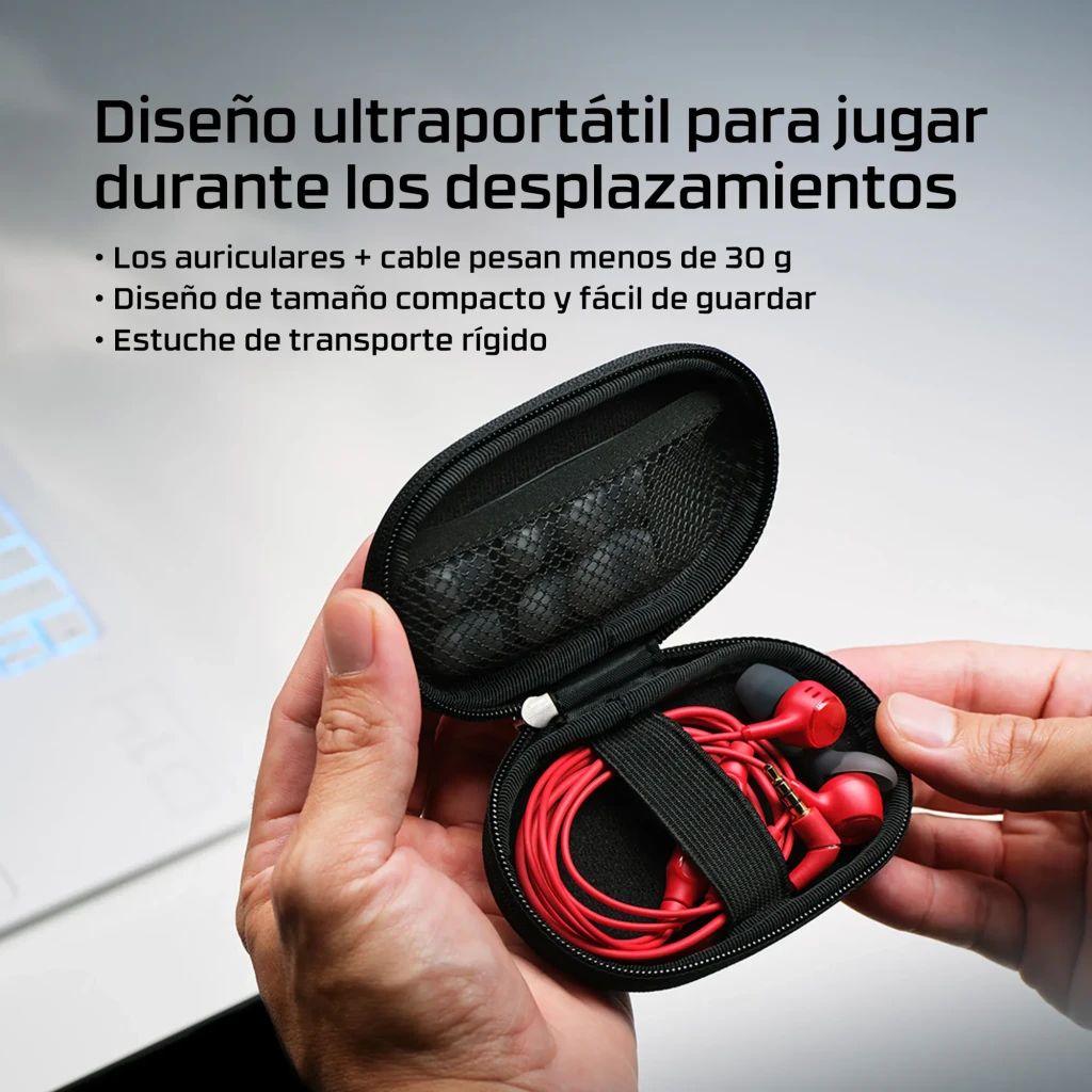 Auriculares HyperX Cloud Earbuds III In-Ear Jack, estuche abierto: manos sostienen funda rígida negra con auriculares rojos