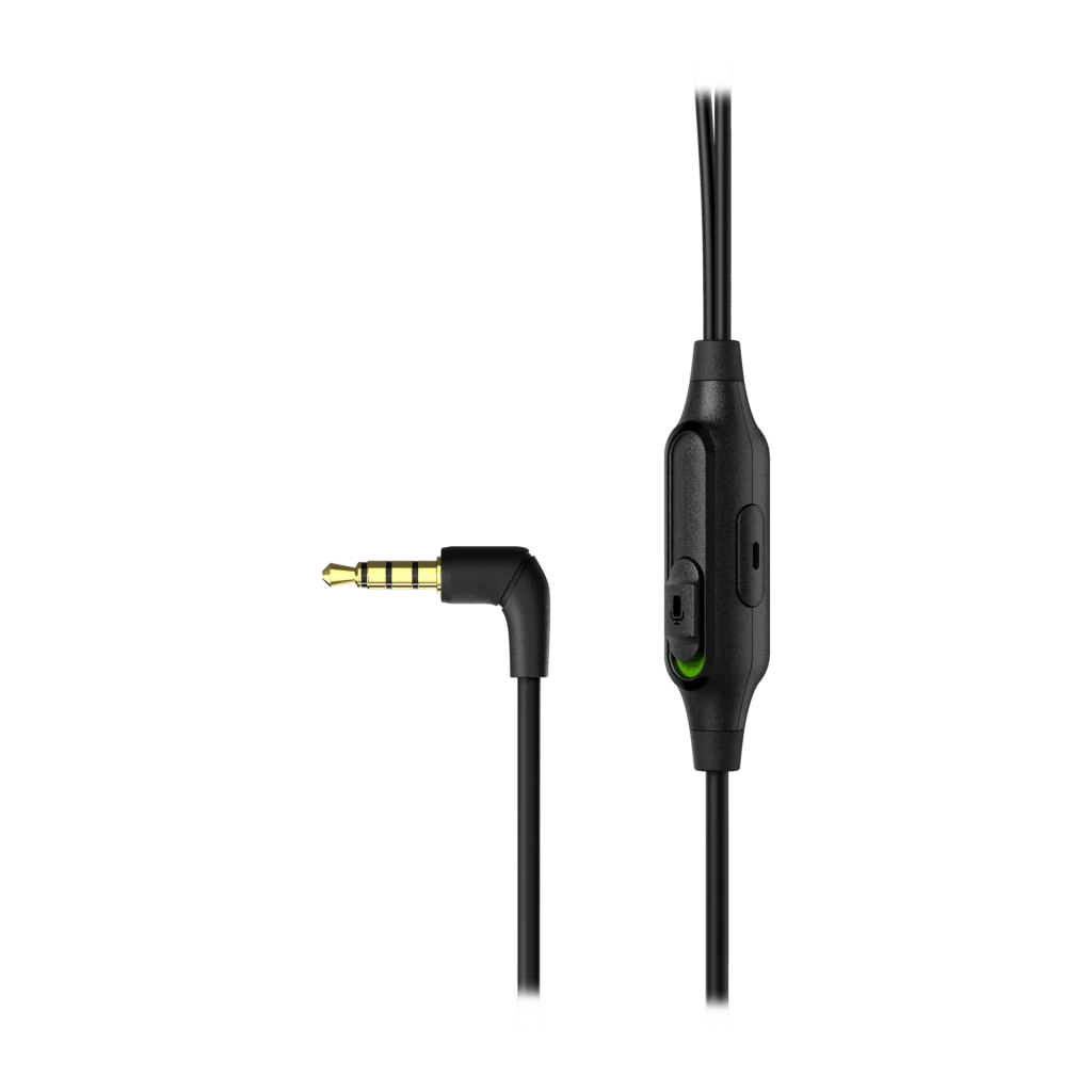 Auriculares HyperX Cloud Earbuds III In-Ear Jack, detalle: conector jack dorado en ángulo y mando en línea con LED verde
