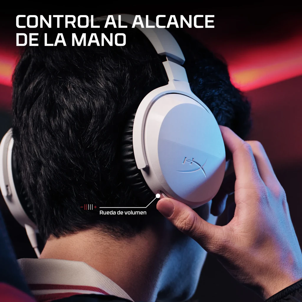 Auriculares Gaming HyperX Cloud Stinger 3 con Micrófono PC/PS5/Switch/Móvil, uso: rueda de volumen lateral señalada, vista