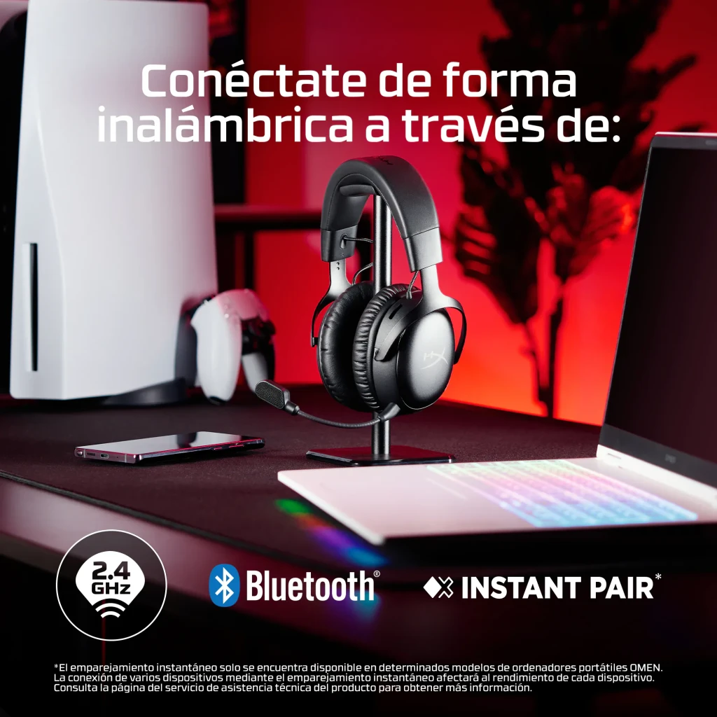 Auriculares Gaming HyperX Cloud III S Inalámbrico Micrófono sobre soporte en escritorio gaming con PS5 y laptop