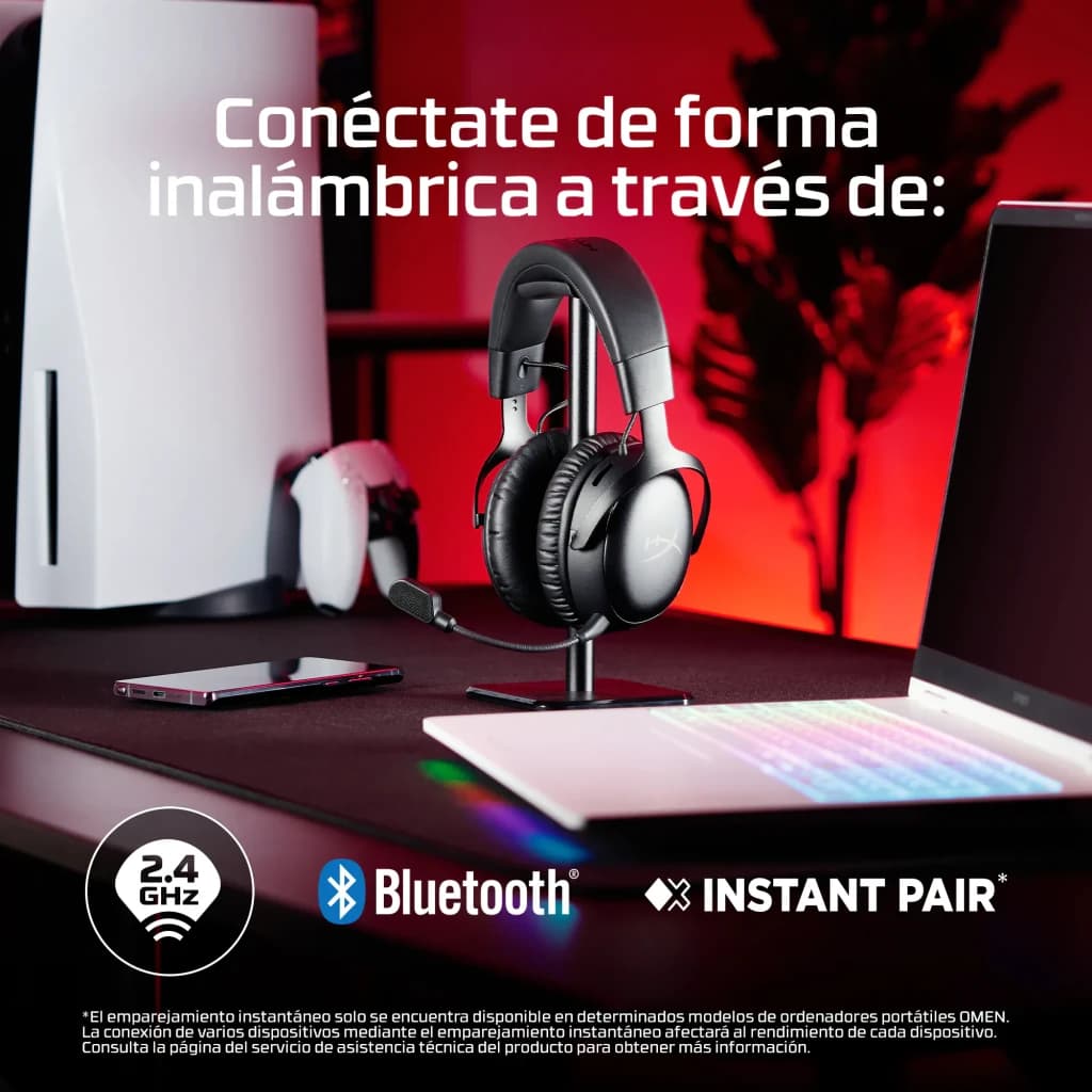 Auriculares Gaming HyperX Cloud III S Inalámbrico Micrófono sobre soporte en escritorio gaming con PS5 y laptop