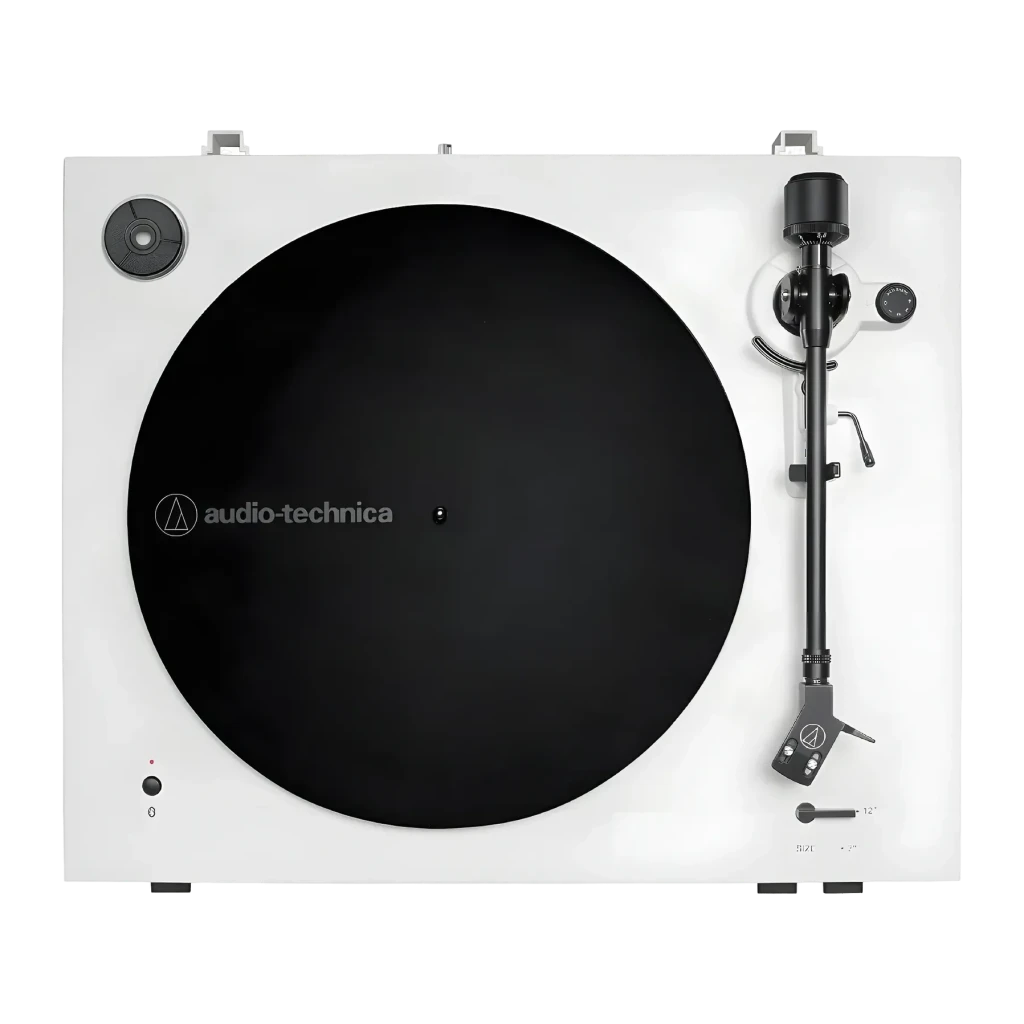 Platine vinyle Audio-Technica AT-LP3XBTWH Bluetooth 5.2, détail vue du dessus: plateau noir, bras de lecture et logo