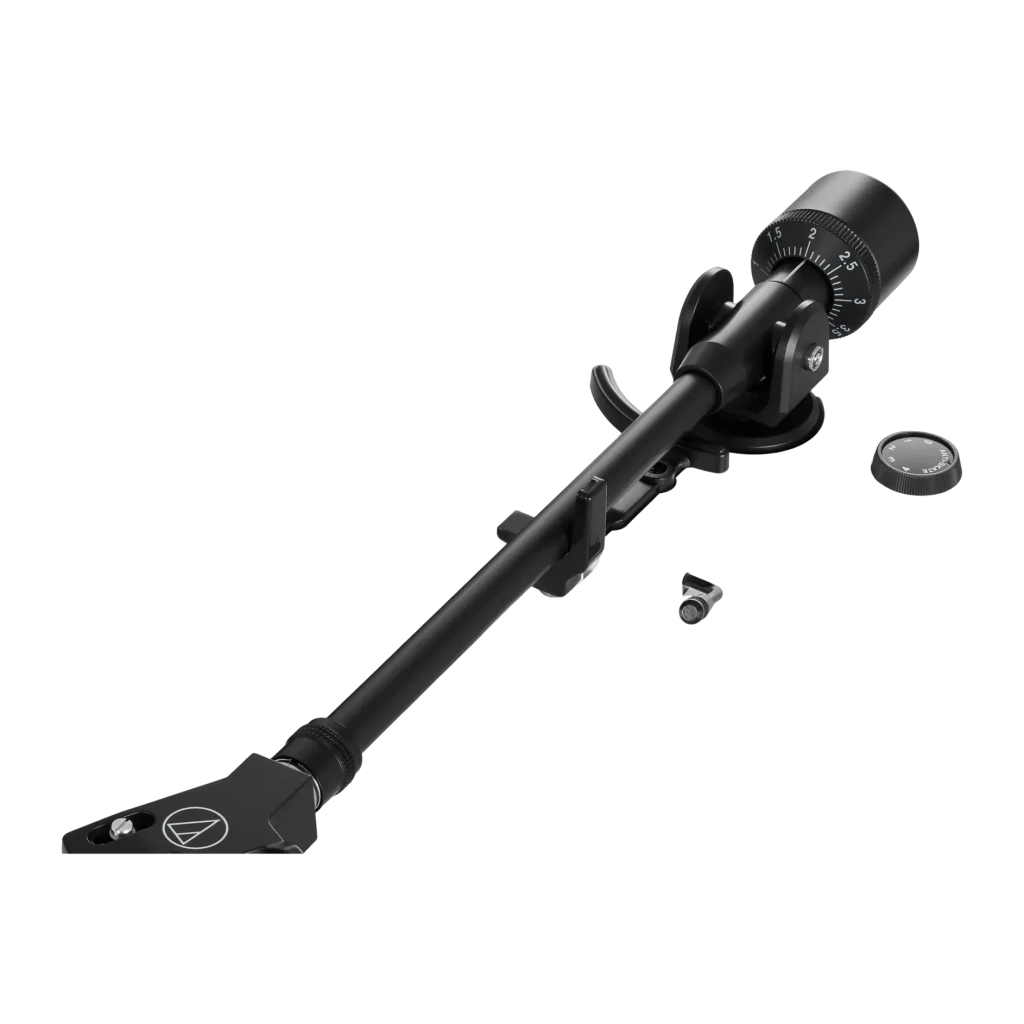 Platine vinyle Audio-Technica AT-LP3XBTWH Bluetooth 5.2, détail: bras tonearm noir avec contrepoids gradué et cellule