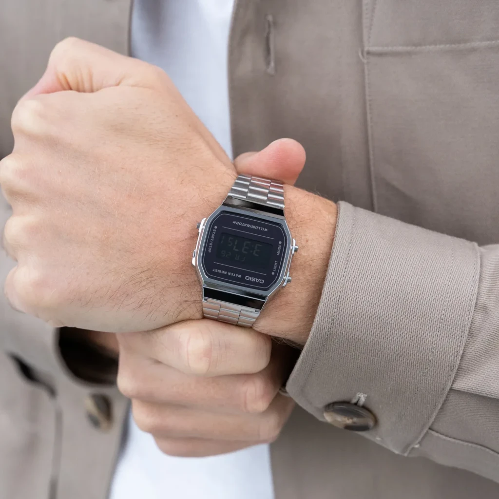 Casio Vintage A168WEM-1EF Bateria 7 Anos À prova de água, em uso: relógio no pulso com mostrador preto e bracelete prateada