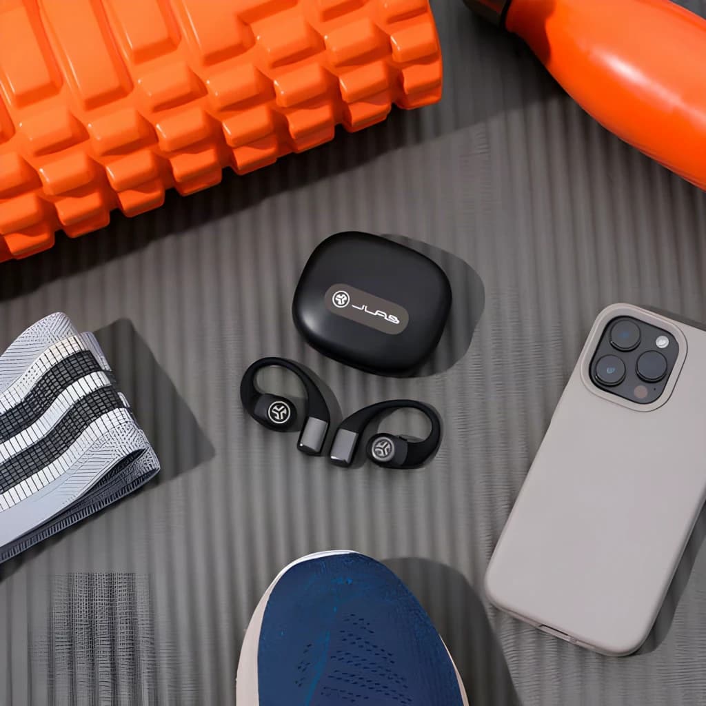 Auriculares JLab Audio Epic Open Sport Air Conduction Open-Ear TWS, vista lifestyle: auriculares y estuche negro