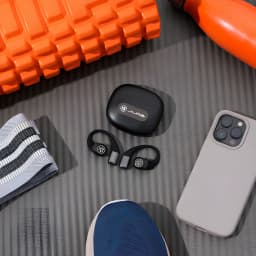 Auriculares JLab Audio Epic Open Sport Air Conduction Open-Ear TWS, vista lifestyle: auriculares y estuche negro