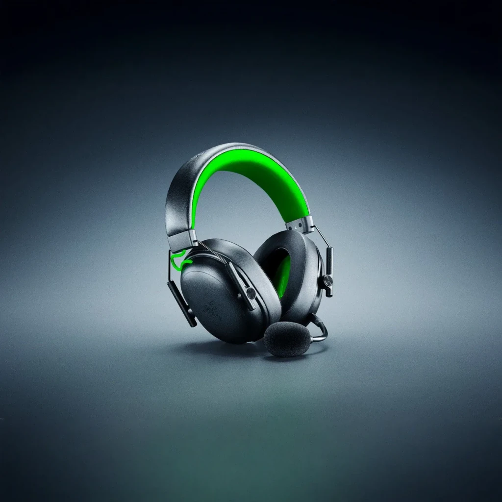 Auriculares Gaming Razer BlackShark V3 X HyperSpeed for Xbox Sem Fios, em uso: vista em ângulo com arco verde e microfone