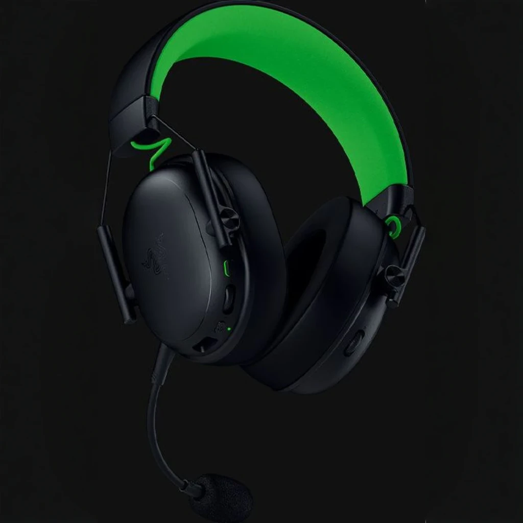 Auriculares Gaming Razer BlackShark V3 X HyperSpeed for Xbox Sem Fios, em uso: vista lateral com arco verde, almofadas