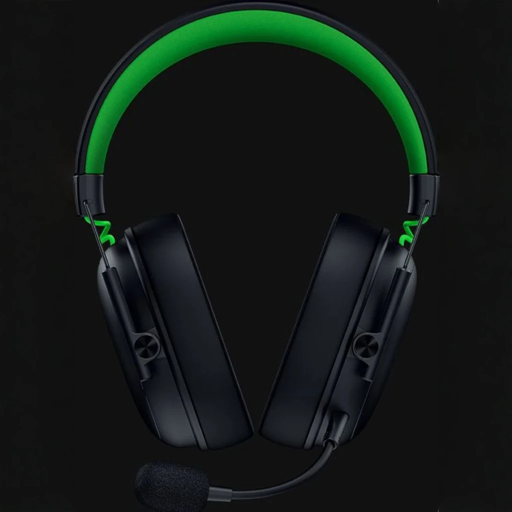 Auriculares Gaming Razer BlackShark V3 X HyperSpeed for Xbox Sem Fios, em uso: vista frontal com arco verde, almofadas