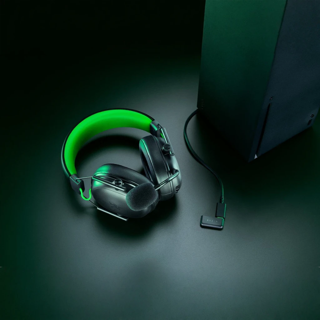 Auriculares Gaming Razer BlackShark V3 X HyperSpeed for Xbox Sem Fios, em uso: auriculares pretos com arco verde junto à