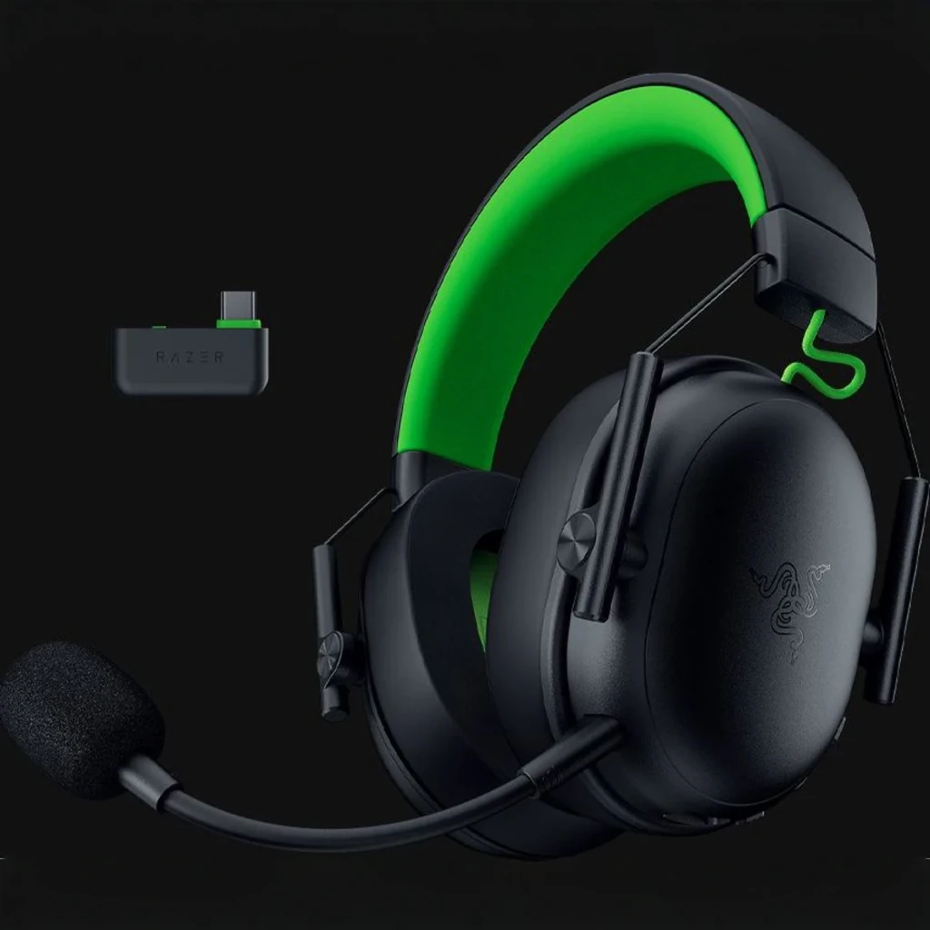 Auriculares Gaming Razer BlackShark V3 X HyperSpeed for Xbox Sem Fios, em uso: vista lateral com microfone estendido