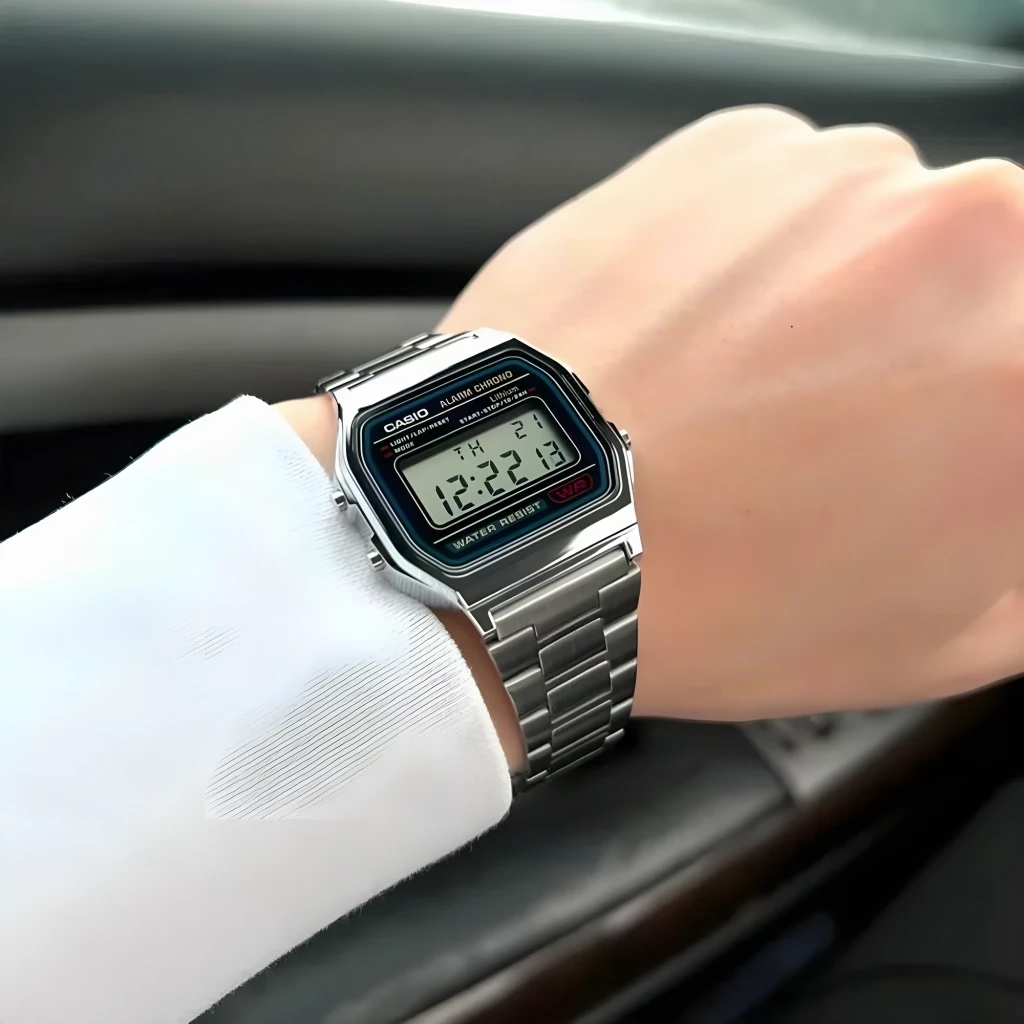 Casio A158WA-1DF Vintage Digital Cronómetro, Alarme, Calendário em uso: pulso com camisa branca no interior de carro