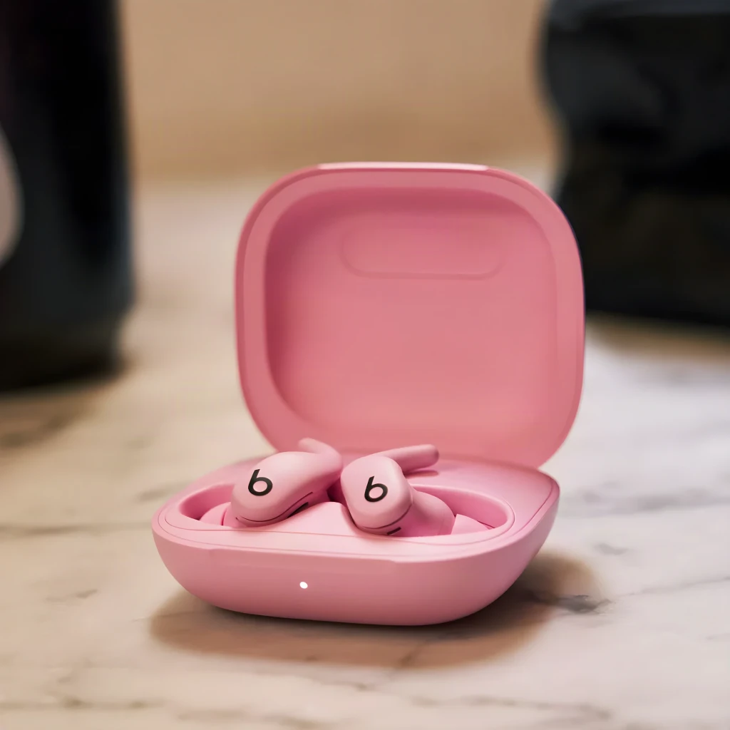 Écouteurs Beats Powerbeats Fit Réduction de Bruit Active Intra-Auriculaires Bluetooth rose, en utilisation: boîtier ouvert
