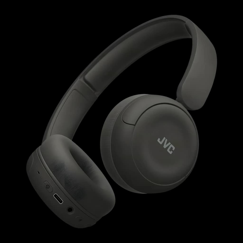 Casque JVC HA-S59W Bluetooth 5.4 50h Multipoint 2 appareils, vue en angle: logo JVC sur coque droite, port USB-C et jack