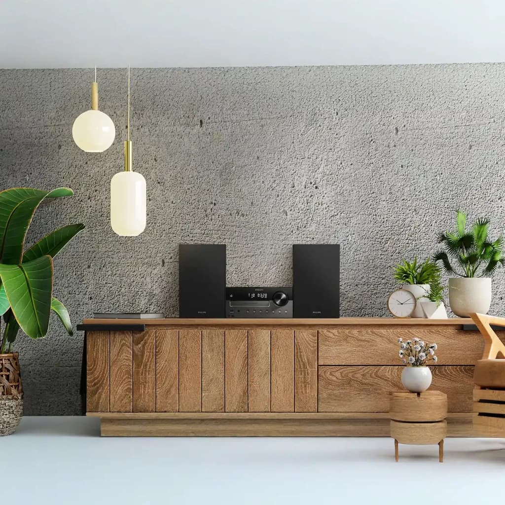 Chaîne Hi-Fi Philips TAM4505M2 CD DAB+ FM 80W Bluetooth, en situation: unité centrale et enceintes noires sur meuble bois