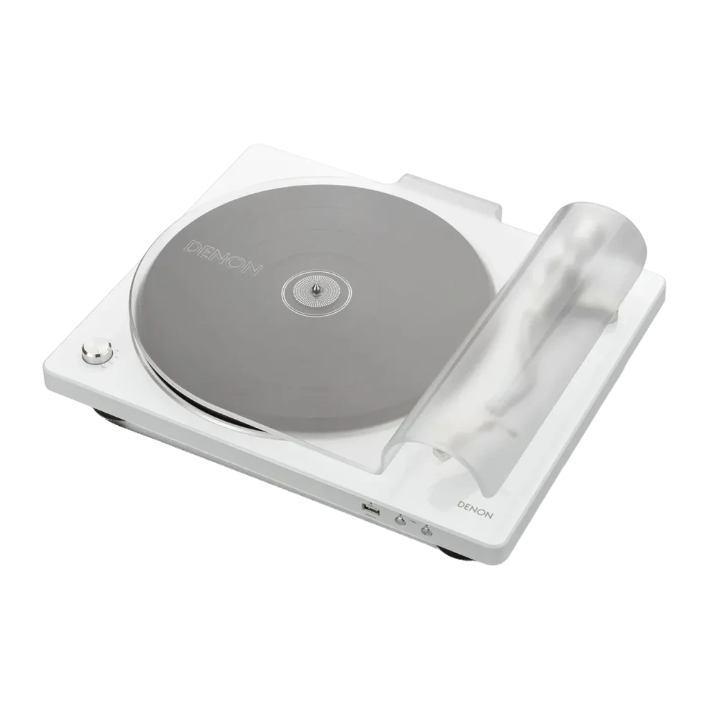 Denon DP-450USB Tocadiscos 20-20000Hz USB 2.0 + RCA estéreo, vista en ángulo: plato plateado, tapa acrílica plegada y puerto